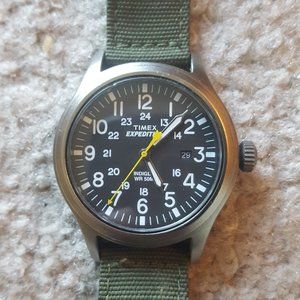 Like-new Timex watch with Indiglo with green fabric band